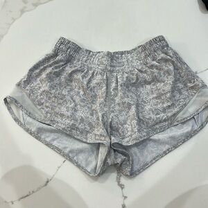 Lulu lemon gray and white pattern shorts